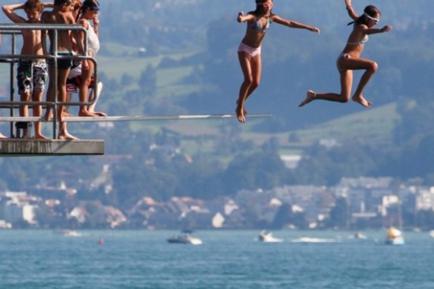 Берлинцы штурмуют открытые бассейны