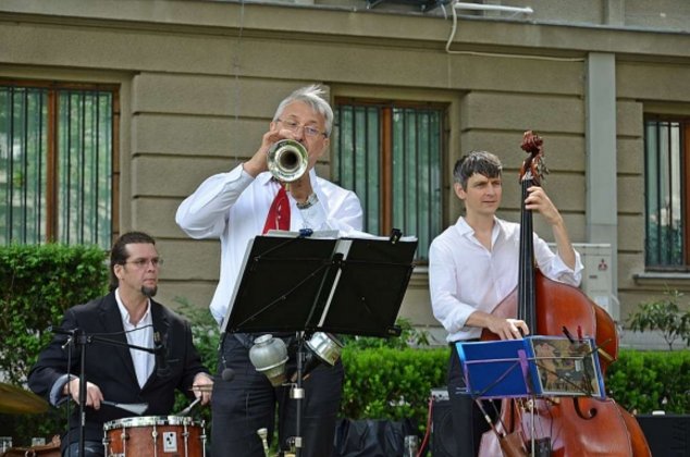 «Свингующие партизаны» играют джаз в память об Эдди Рознере