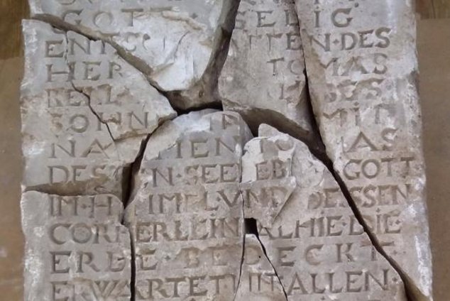 Средневековые немецкие надгробия в центре Москвы