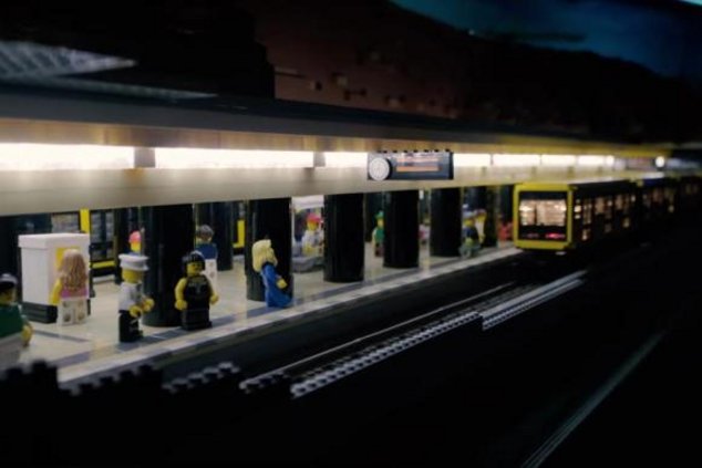 Первый в мире поезд метро из LEGO появился в Берлине
