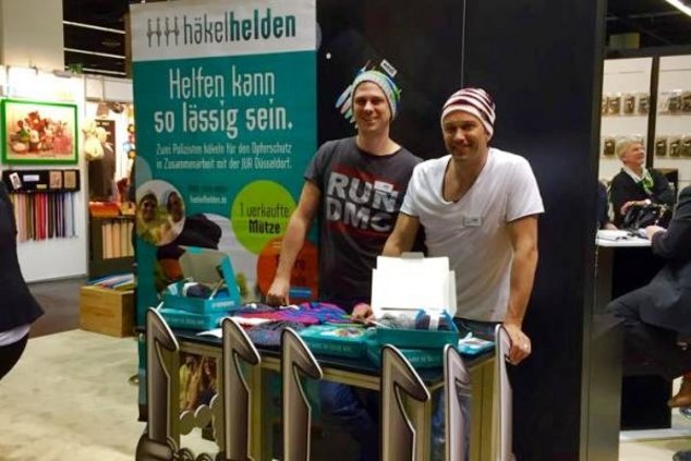 Заключенные и полицейские вяжут шапки и идут на мировой рекорд