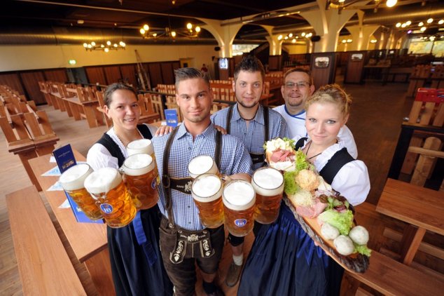 Оторвитесь по полной на Tanz in den Mai в ресторане Hofbräu Berlin!