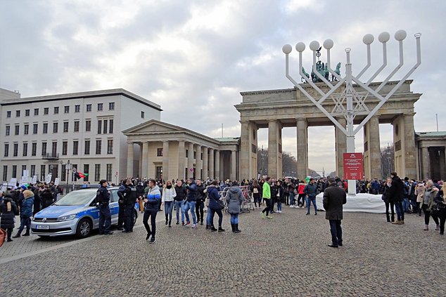 Cамая большая ханукия в Европе - у Бранденбургских ворот