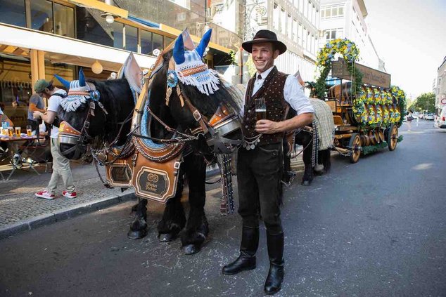 «ОБАЦДА, СЭР!» В баварском ресторане Maximilians Berlin празднуют Октоберфест