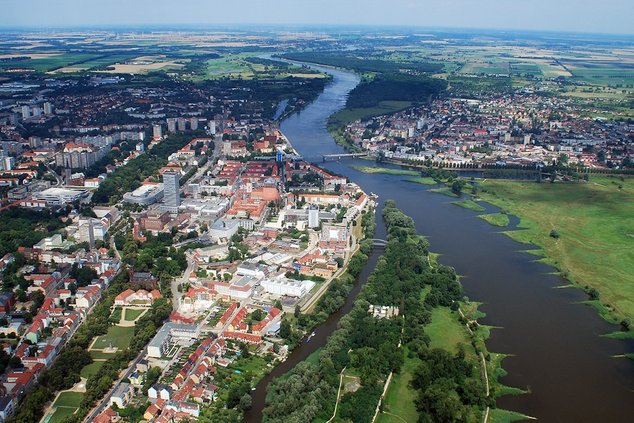 Над рекой Одер со скоростью 100 км/час…